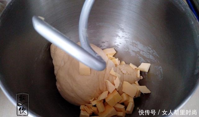 美味面包也能做之有易,简单一卷,撒上料,咸甜有度,早餐的挚爱