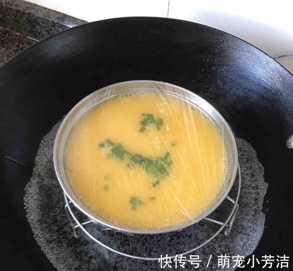 蒸鸡蛋时，千万别直接加水蒸！这样蒸，鸡蛋不腥不糙，嫩过豆腐脑