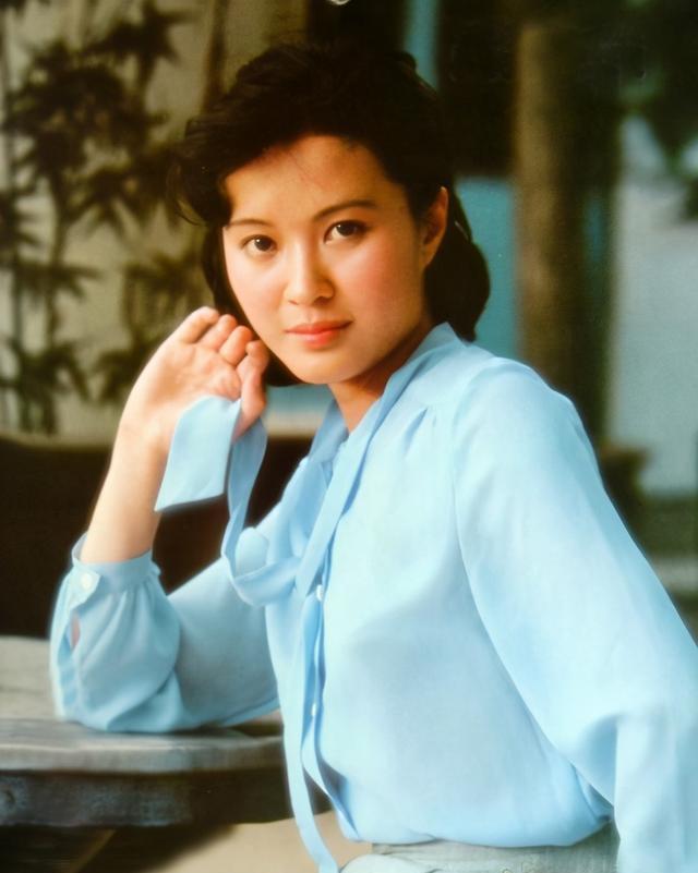 晚年|方舒含泪与白发母亲和解,两个女儿撑起她的晚年