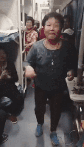 |搞笑GIF:现实和网络上的妹子差距好大,她根本就不合我的胃口