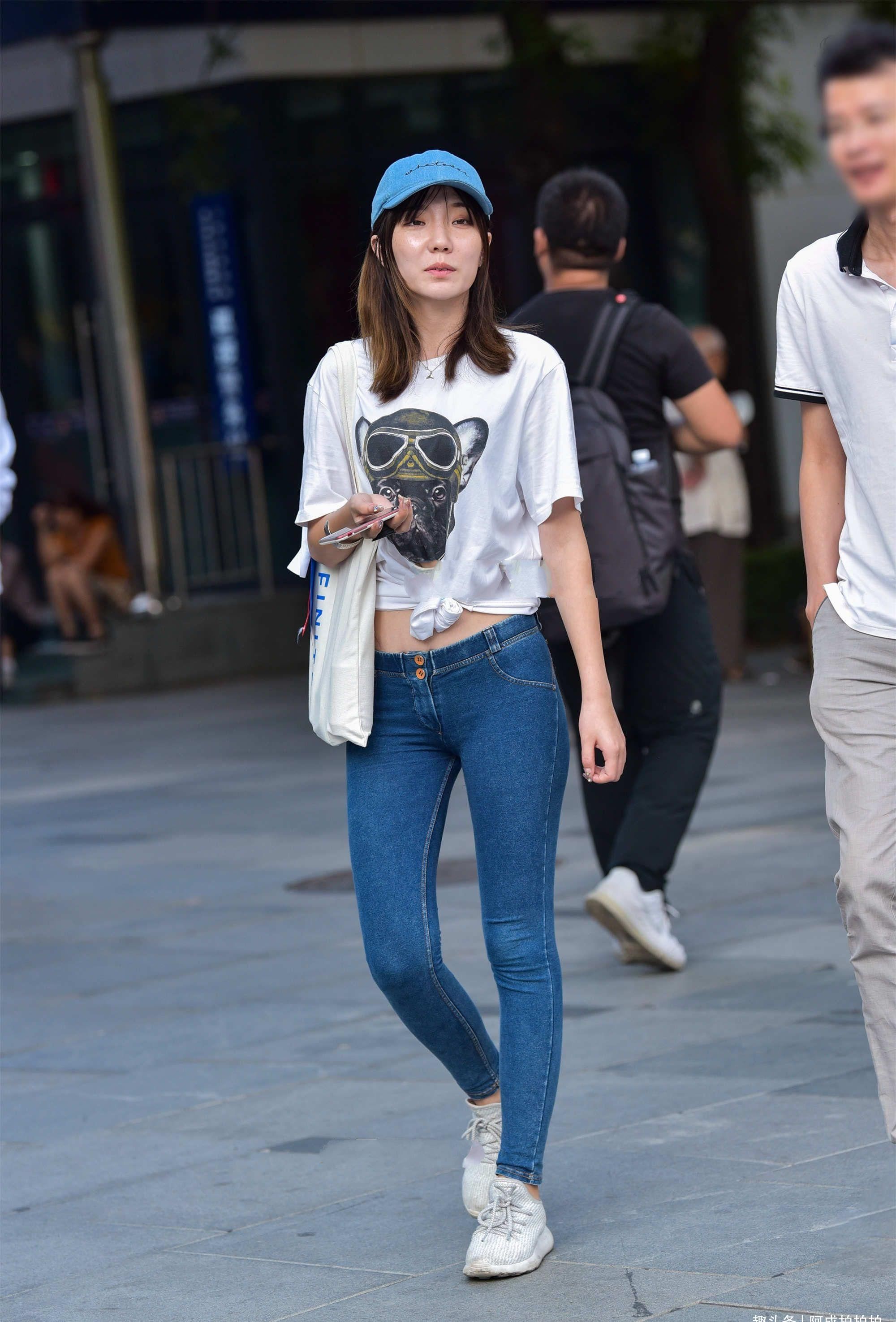 低腰牛仔裤，搭配一件白色短袖，舒适休闲也简单