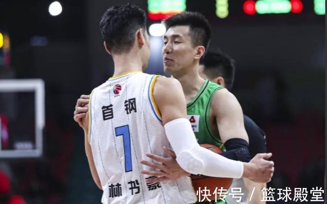 林书豪|郭艾伦撞倒林书豪,谁注意随后举动?立马摸头+道歉,差点亲上了