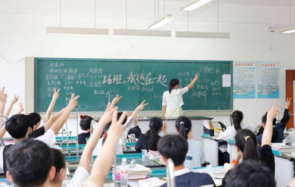 气质女神|评气质女神、校长表演节目……高三学子毕业典礼满满都是爱