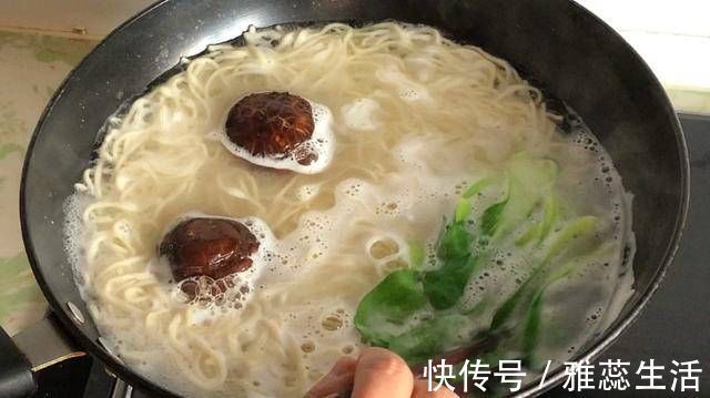 香菇|天冷就想吃面条,教你面条新做法,早餐5分钟搞定,天天吃都不腻