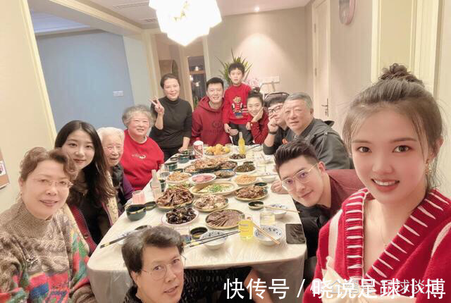 cb女排冠军张常宁春节晒照,两代三国手齐亮相,嫂子比她还要漂亮