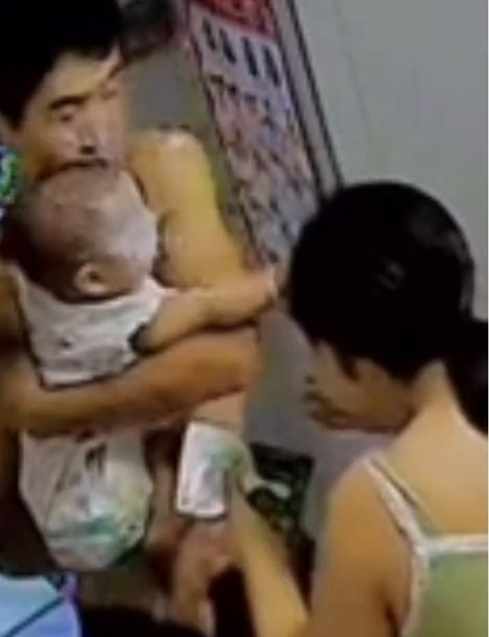 面膜|女子喝奶不小心喷爷俩一脸，网友：猝不及防的牛奶面膜！