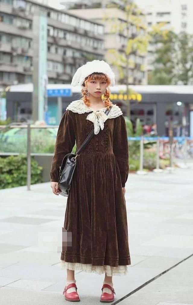 路人街拍，小姐姐不仅发型显得有女神范，小姐姐的颜值也很动人