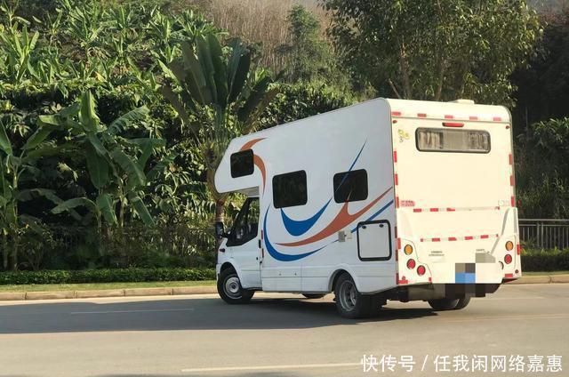 今年春节房车扎堆儿到了西双版纳,椰树下埋锅造饭成了一道风景线