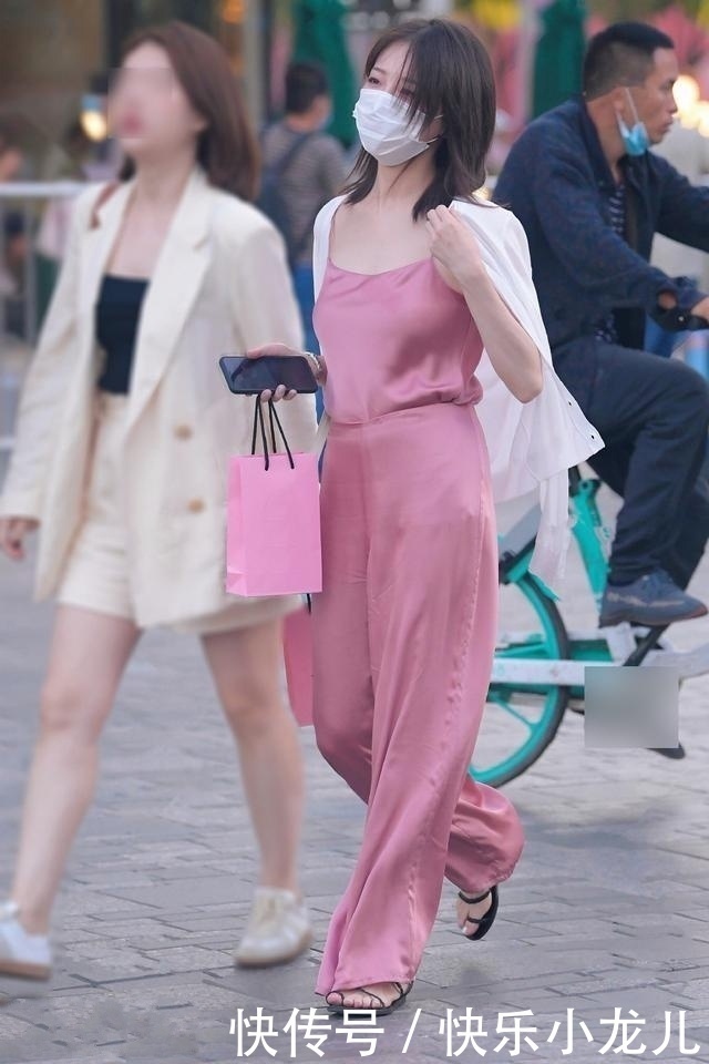 高跟鞋|时尚穿搭，最基础的吊带连体裤搭配起来也是非常好看的