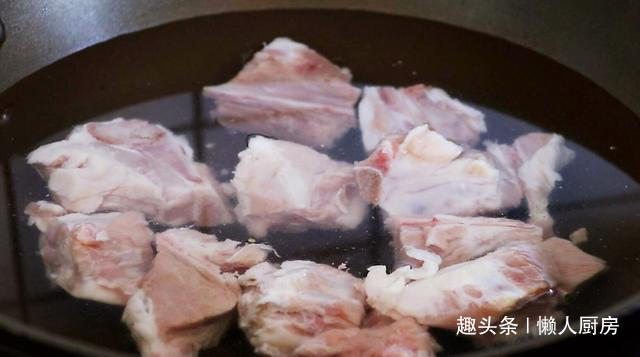 想吃肉了，做了一道土豆炖排骨，配上韩式辣酱，太下饭了