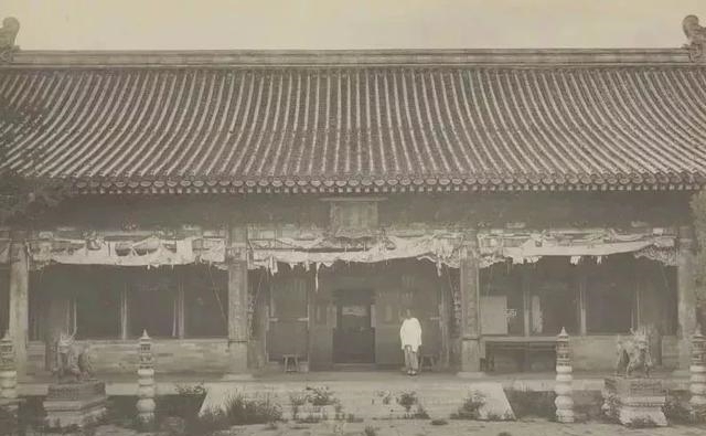 席地|1901年皇宫荒草齐腰深,太监席地而睡