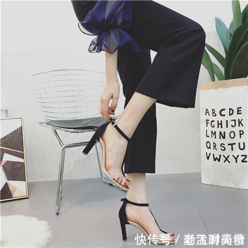 鞋柜 女人的鞋柜里不能少的透明高跟鞋，拉长双腿线条，展现纤细玉足
