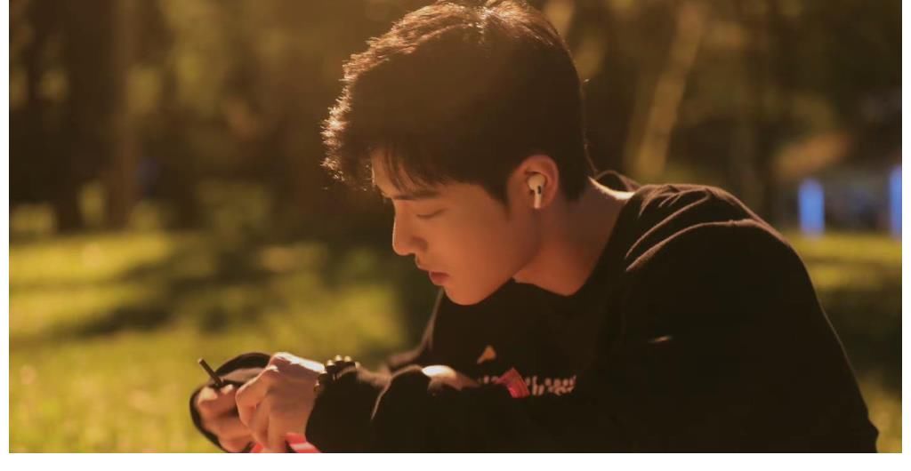 肖战放风筝氛围感大片来袭，是童心未眠，也是压抑太久的天性释放