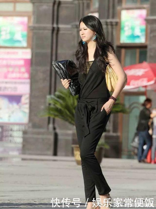 小姐姐|小姐姐好有魅力,穿米白色“挂脖”连衣裙,时尚浪漫又性感