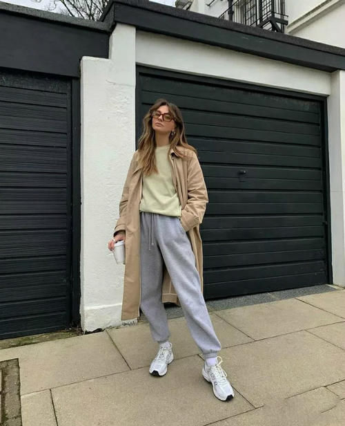 今春穿什么颜色好看？最显高级的“杏色＋墨灰”配色，错过很遗憾