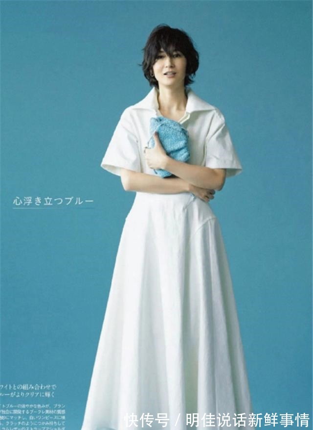 针织衫 已经五十多岁的她，穿搭简约却美得像个“少女”这是如何做到的！