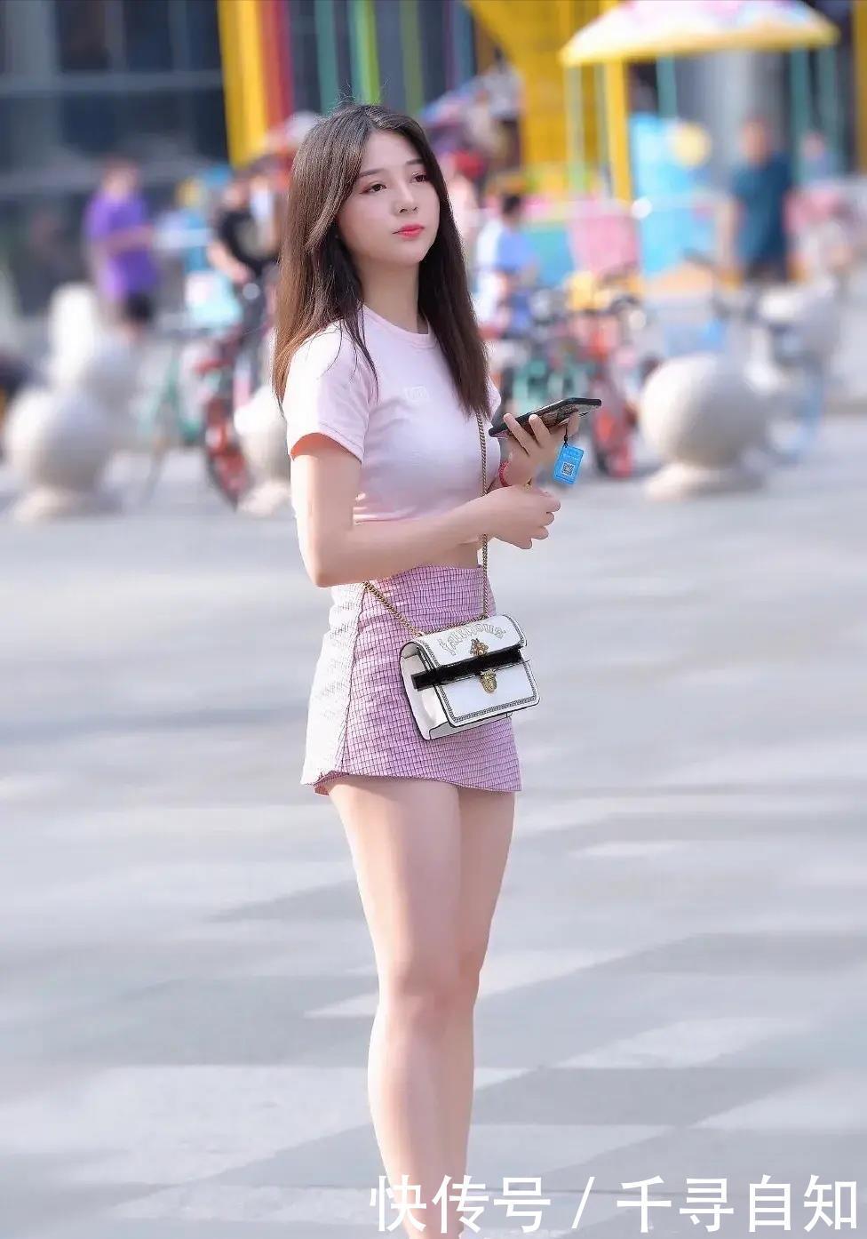 “A字裙”搭配露脐短袖,新年同学聚会穿,玩转精致风姿之美