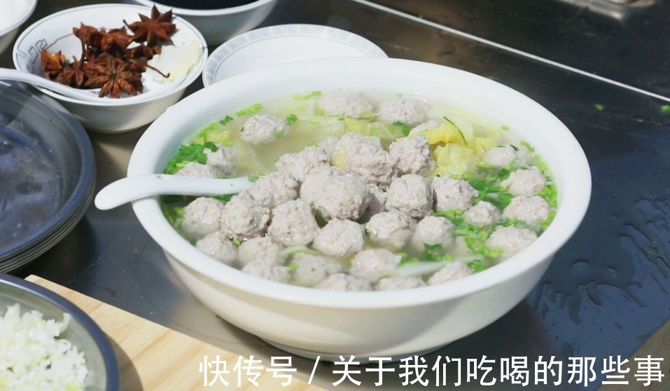 鲁菜大厨教你做汆丸子,学会3招,个个Q弹嫩滑,肉香多汁,真解馋