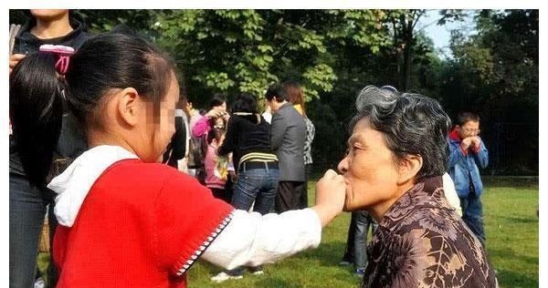 尿不湿|有3类老人很适合带娃,家有这样的老人,妈妈和孩子都太幸福了