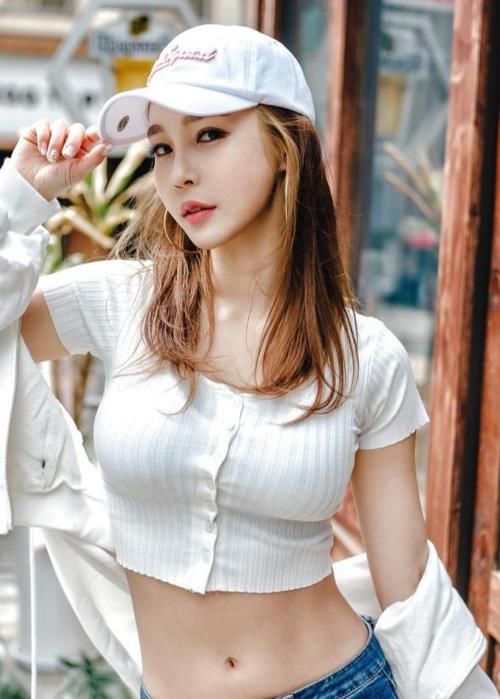 美女|穿紧身牛仔裤的美女，给人一种与众不同的感觉，性感而不妖艳