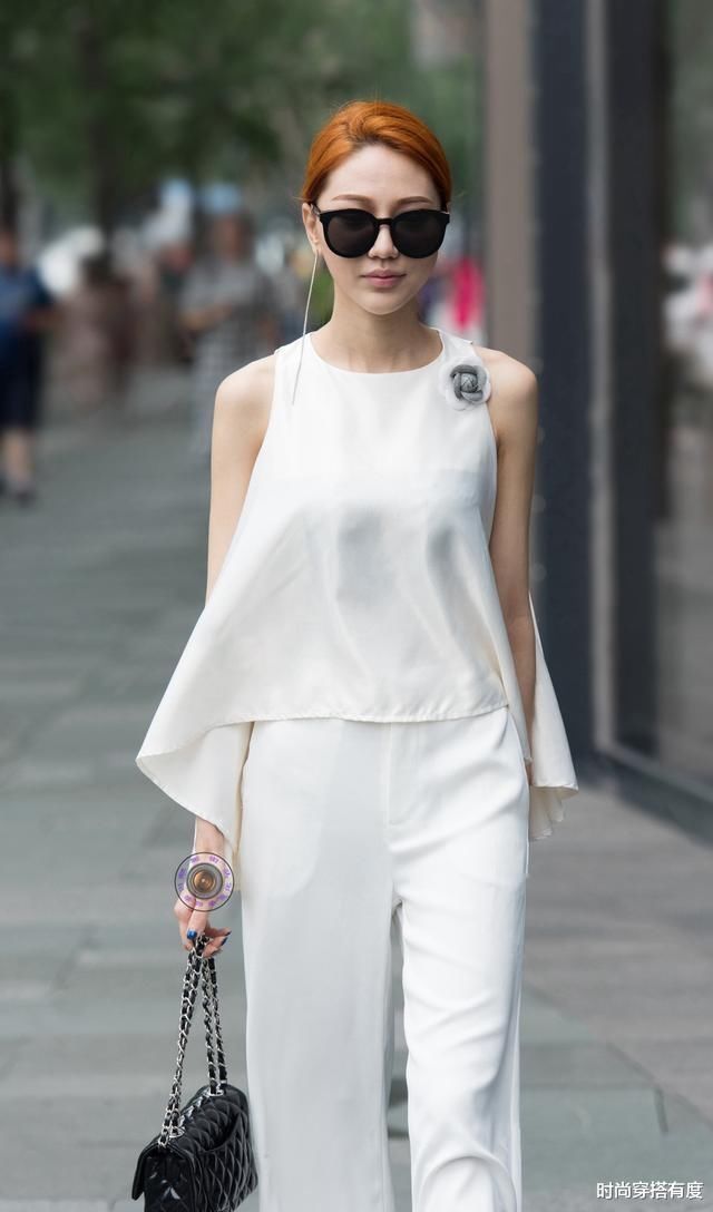 魅力动人的打底裤装扮很有时尚感，透出完美的成熟感，时尚魅力