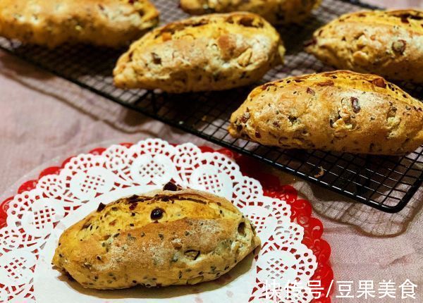 做好黑芝麻核桃蔓越莓软欧，有色有香又有味