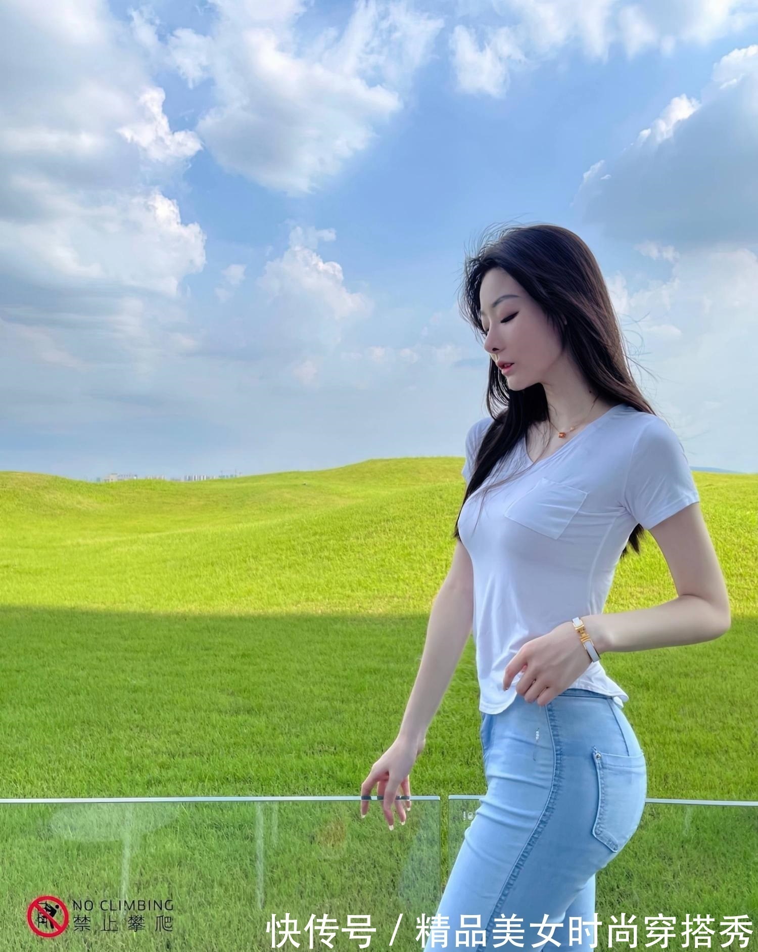 优雅 水洗白的牛仔裤干净利落,修身的款式更加的显身材,尽显优雅气质