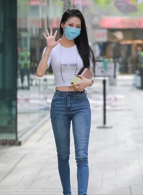 小姐姐 小姐姐穿紧身牛仔裤,搭配休闲短款T恤,舒适气质又彰显个性