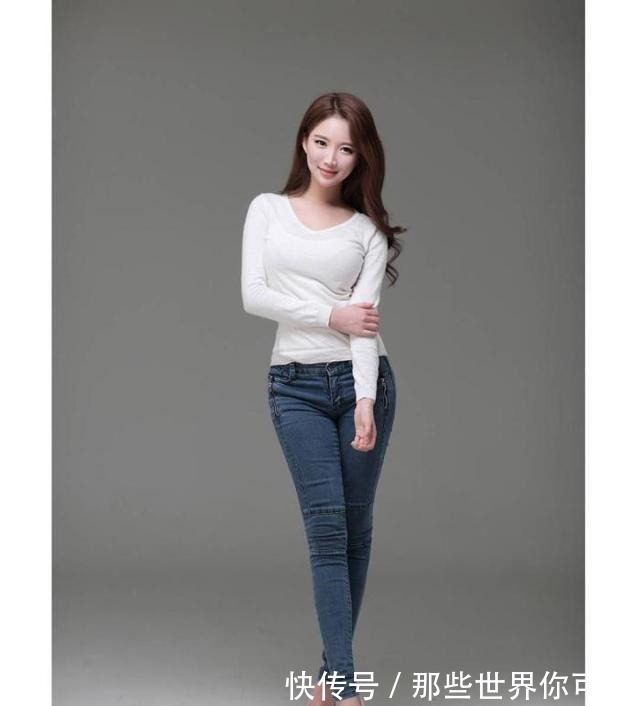 紧身牛仔裤 白色衬衣搭配紧身牛仔裤,款式洋气精致又优雅,怎么搭都时髦!