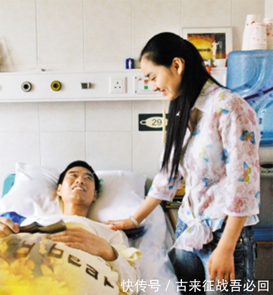 接力棒|2011年丛飞遗孀遗体告别仪式, 5岁女儿默默抹泪,上千名市民送行