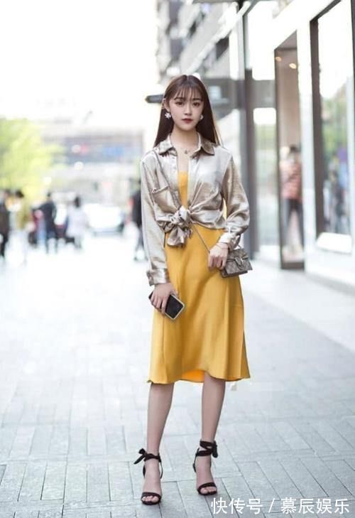 穿搭 美女穿搭:小姐姐爱穿白色短袖衬衣,看起来时尚感十足,走在街上回头率超高