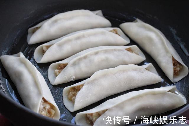 自制煎制锅贴2个窍门,和面加水要多次,小火慢煎用水淀粉