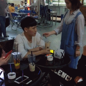 |搞笑GIF:一转身美美哒