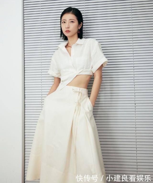 小姐姐|今夏,衬衫+半身裙才最“合拍”,青春又时尚,小个子都爱了