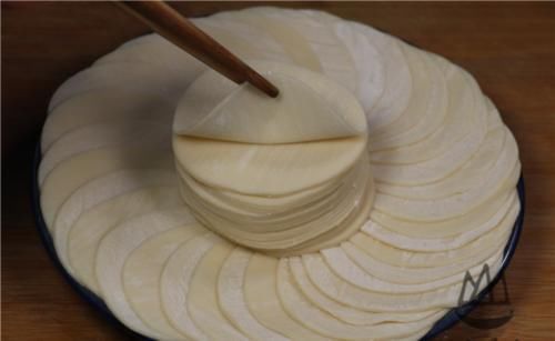 饺子皮一个个擀就外行了，只需一个矿泉水瓶，1分钟能做100个