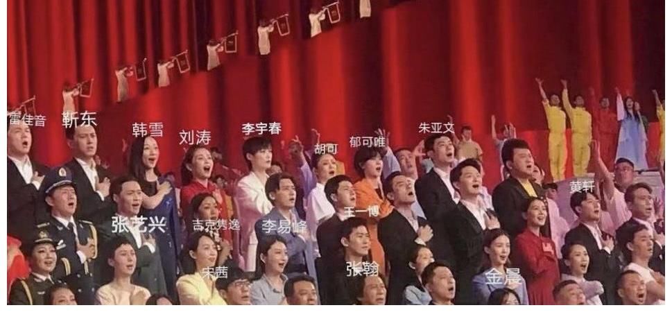 舞臺表演|王俊凱王一博王源舞臺表演照曝光，王一博果然自成一派，太好笑！