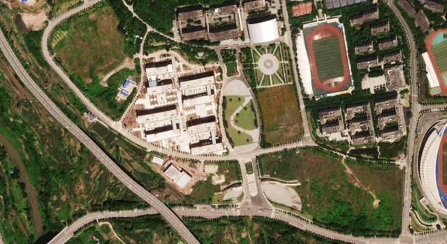 卫星 卫星航拍:重庆涪陵的两所大学，一所在新区，一所在山中