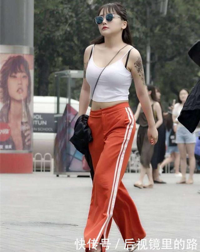 穿烂|还在穿烂大街的牛仔裤早过时了,今年更流行“阔腿渣渣裤”