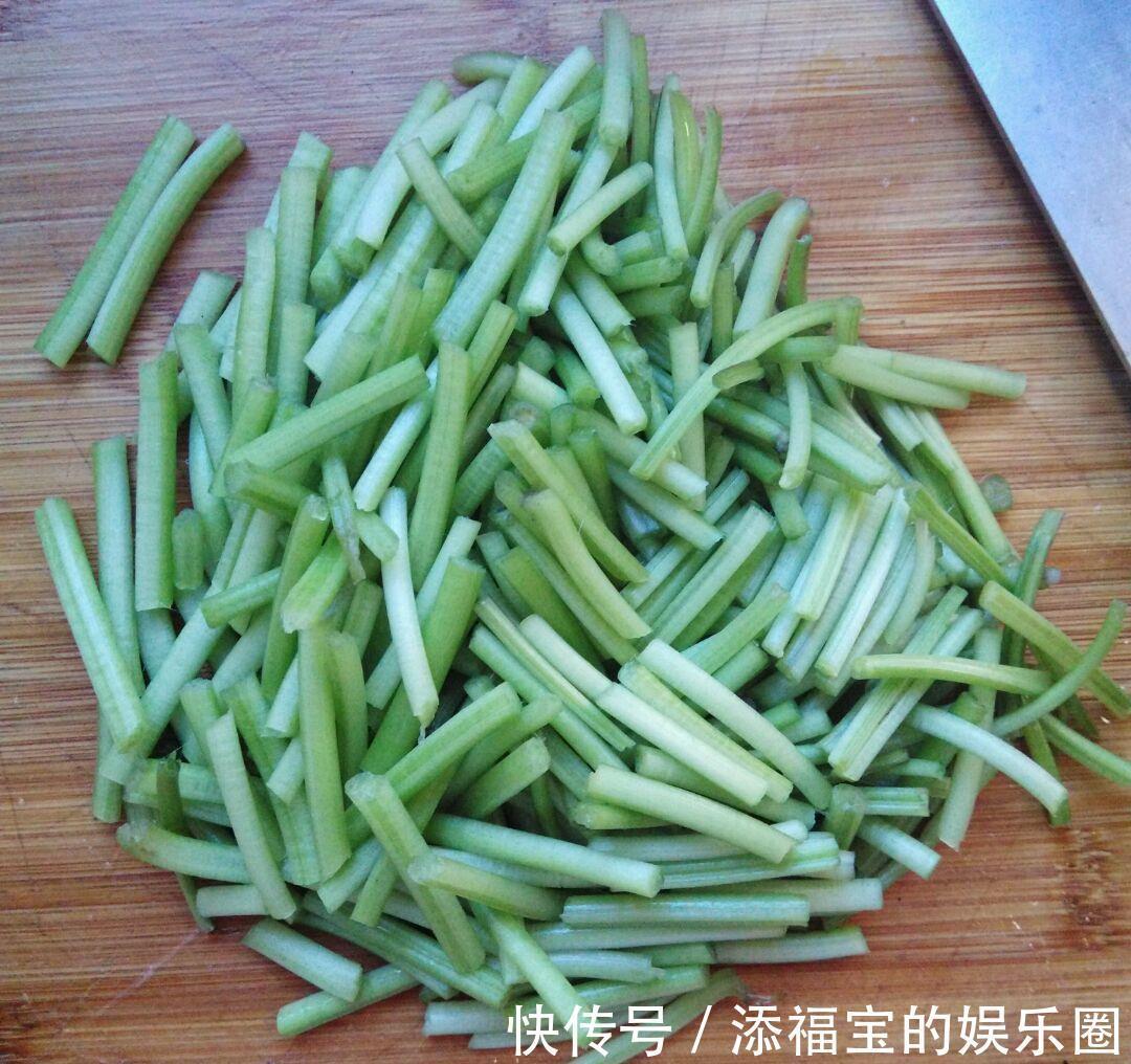 大蒜|此菜是“碱性蔬菜”，吃啥都不如多吃点此菜，很多人都扔掉了