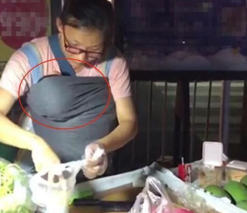 小孩|女摊主营业时胸口挂“布袋”,顾客走近一看后大喊:老板再来一份