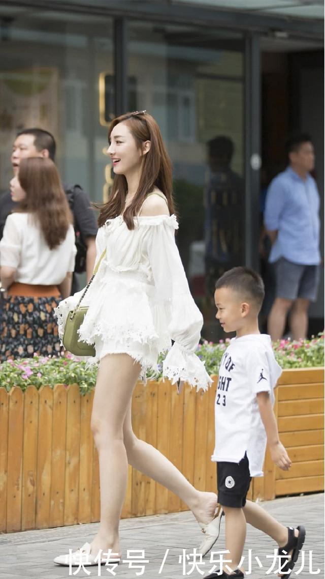 带孩子逛街的时尚辣妈，一点都看不出是位宝妈呢
