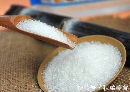 炒糖色时，冰糖先下锅就错了，大厨教你做法，红润鲜亮，不糊不苦