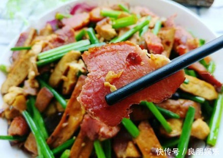 炒蒜苔时,切好了别直接炒!30年大厨教你一招,蒜苔青翠还入味儿