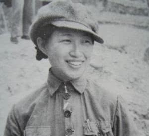 矮个子|她是黄埔女兵身材高挑很漂亮,却嫁给矮个子王明,3儿女都在国外