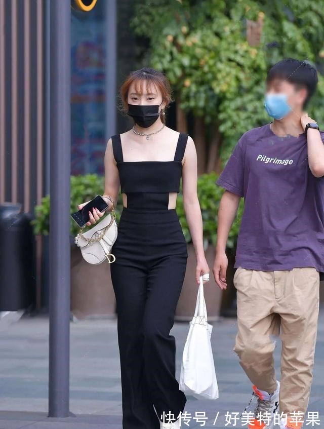 穿搭 夏季选择“小黑裤”不按常理的穿搭方式,在视觉上往往有奇效!
