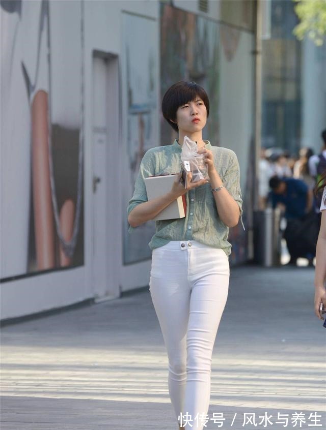 紧身牛仔 微胖身材的姑娘,穿出时尚感,选择紧身牛仔,搭配高跟鞋更显气质!