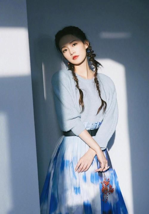 建议皮肤黄的女性，少穿黑白灰！多穿这三种“颜色”，非常显气质