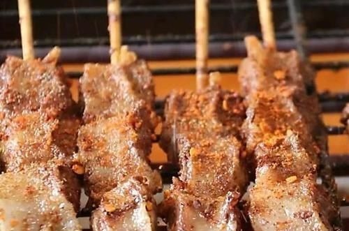 小伙子一夜暴富,花4000萬請拉菲特吃飯,竟然吃了個烤大腰子