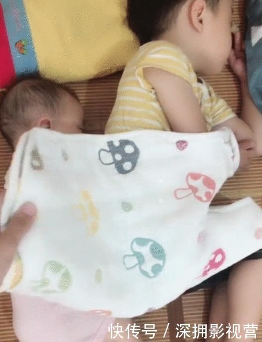 妹妹|妈妈把宝宝身上被子拿开，二宝抱着哥哥的动作，网友：场面好感人