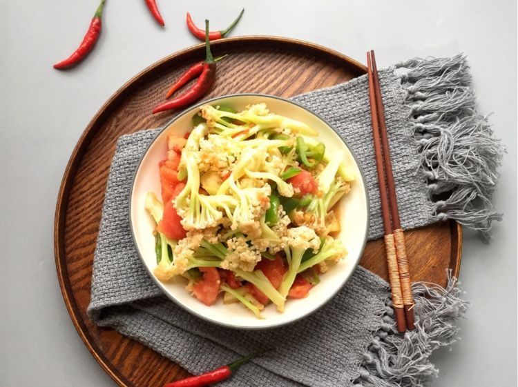 番茄煸炒花菜，我家每周都吃，比肉还下饭